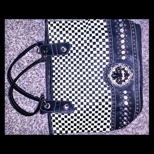 Cute and trendy tote purse! *like new*